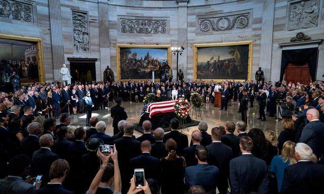 Aufgebahrt unter der Kuppel des Kapitols: Washington sagt Farewell zu John McCain.