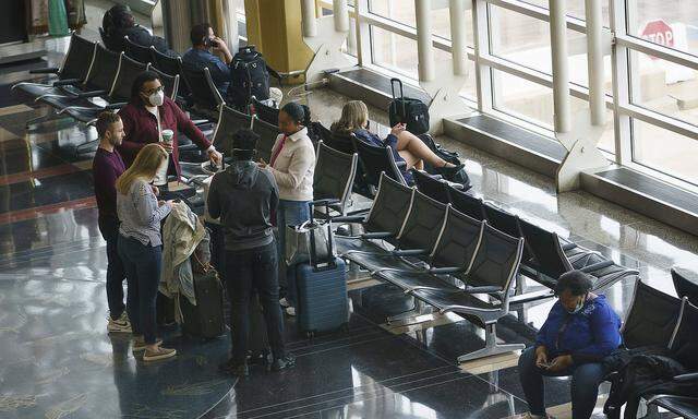News: FAA Delays Air Travel Nationwide Jan 11, 2023; Arlington, VA, USA; Travelers navigate delays caused by an FAA syst