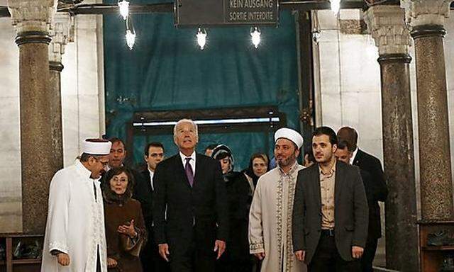 Joe Biden in der Blauen Moschee von Istanbul