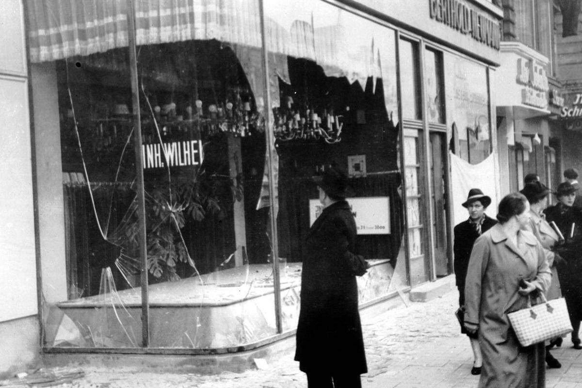 Von den Novemberpogromen zum Holocaust war es nicht mehr weit. Die Ereignisse um den 9. November 1938 hätten „die Judenverfolgung massiv beschleunigt“, sagt der Leiter des Zentrums für Holocauststudien in München, Frank Bajohr. „Von jetzt an war brachiale Gewalt an der Tagesordnung, um die Juden loszuwerden", so der Historiker Wolfgang Benz gegenüber der Nachrichtenagentur AP. Die physische Vernichtung sei 1938 zwar „noch nicht auf dem Programm" gestanden - „aber der Weg in Richtung Holocaust war eingeschlagen".(Von Maria Kronbichler)