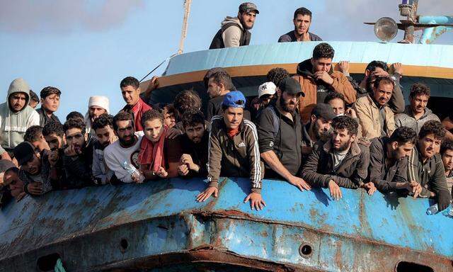 Migranten auf einem Rettungsschiff im Südwesten von Kreta. Viele reisen von Griechenland weiter in andere Länder, wo sie sich bessere Chancen auf Asyl erhoffen.   
