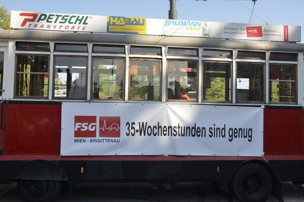 Wer nicht mehr gut zu Fuß unterwegs war, konnte eine der zahlreichen Mitfahrgelegenheiten nutzen. Der FSG bewarb auf diesem Waggon eine Forderung, die jüngst auch aus der SPÖ-Perspektivengruppe "Österreich 2020" an die Öffentlichkeit gelangte: Die Reduktion der Wochenarbeitsstunden.