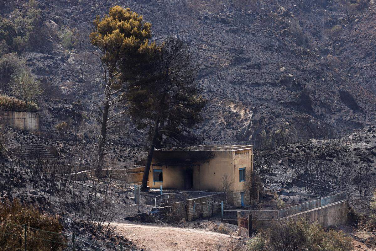 Ein verbranntes Haus im Dorf Romitello auf Sizilien.