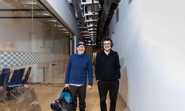 Manuel Rubey und Simon Schwarz auf dem Weg ins Podcaststudio der „Presse“