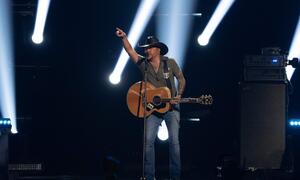 Jason Aldean bei einem Auftritt im Mai. Seinen Namen kennt man auch in einem anderen Zusammenhang. 