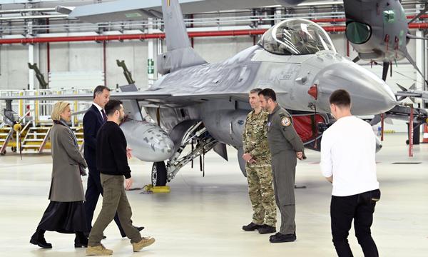 Verteidigungsministerin Dedonder, Ministerpräsident De Croo und Präsident Selenskij mit einer der belgischen F-16.