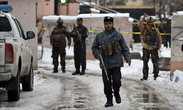 Sicherheitspersonal beim Gerichtshof nach dem Selbstmordanschlag in Kabul.