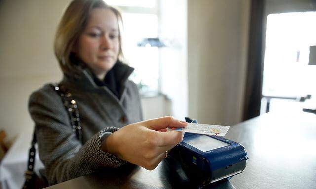 Kartenzahlung ist vielen Ländern schon länger die vorherrschende Zahlungsart. (Archivbild)