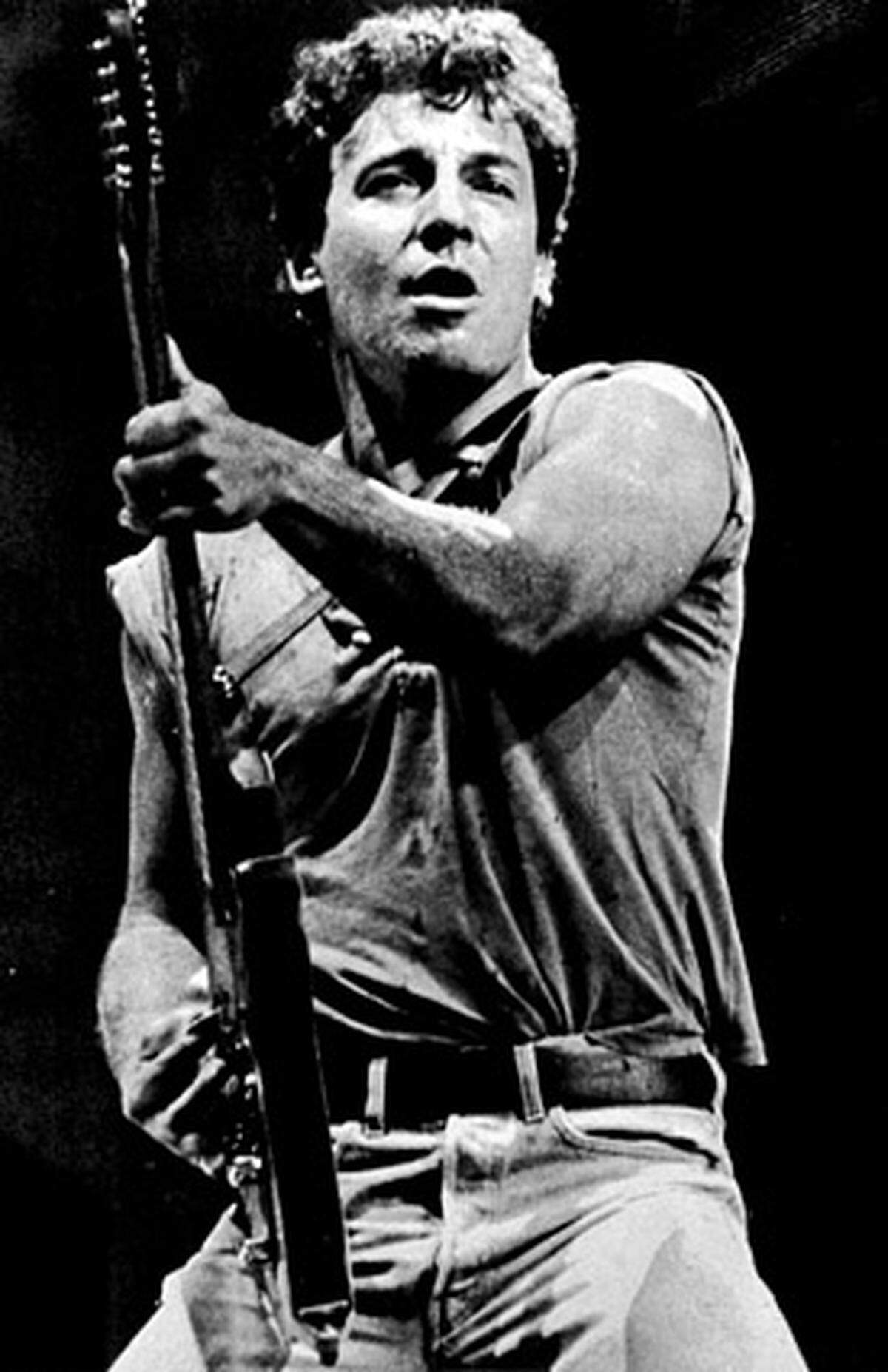 Mit seinem dritten, aufwändig produzierten Album "Born to Run" gelingt Springsteen 1975 schließlich der Durchbruch. Er ziert die Titelseiten bekannter Magazine und wird schnell zum Star hochstilisiert - was vom Publikum, Musikerkollegen und Kritikern teils skeptisch betrachtet wird. Für viele scheint Springsteen nicht mehr als ein Medienhype zu sein.