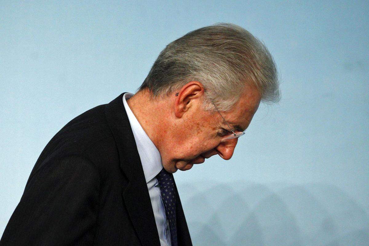 Es war ein kurzes Intermezzo: Ende 2011 kletterte Mario Monti an die Spitze einer italienischen Technokraten-Regierung, im Dezember 2012 kündigte er seinen Rücktritt an. Er halte es "nicht für möglich", sein Amt weiter auszuüben. Sein Schritt gilt als Protest gegen die Partei "Volk der Freiheit" (PdL) von Ex-Premier Silvio Berlusconi, die ihm bei zwei Vertrauensabstimmungen die Unterstützung versagt hatte.