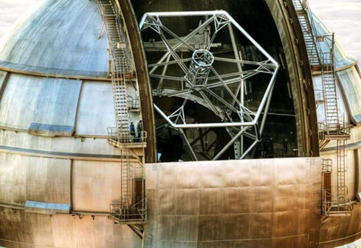 400 Tonnen schwer, mit einem Spiegel von 10,4 Metern Durchmesser und so hoch wie ein 14-stöckiges Hochhaus: Das Gran Telescopio Canarias soll in die Untiefen des Universums vorstoßen und ferne Galaxien erforschen.
