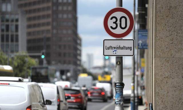 Auf der Leipziger Stra�e in Berlin darf nicht schneller als 30 km h gefahren werden Grund ist die R