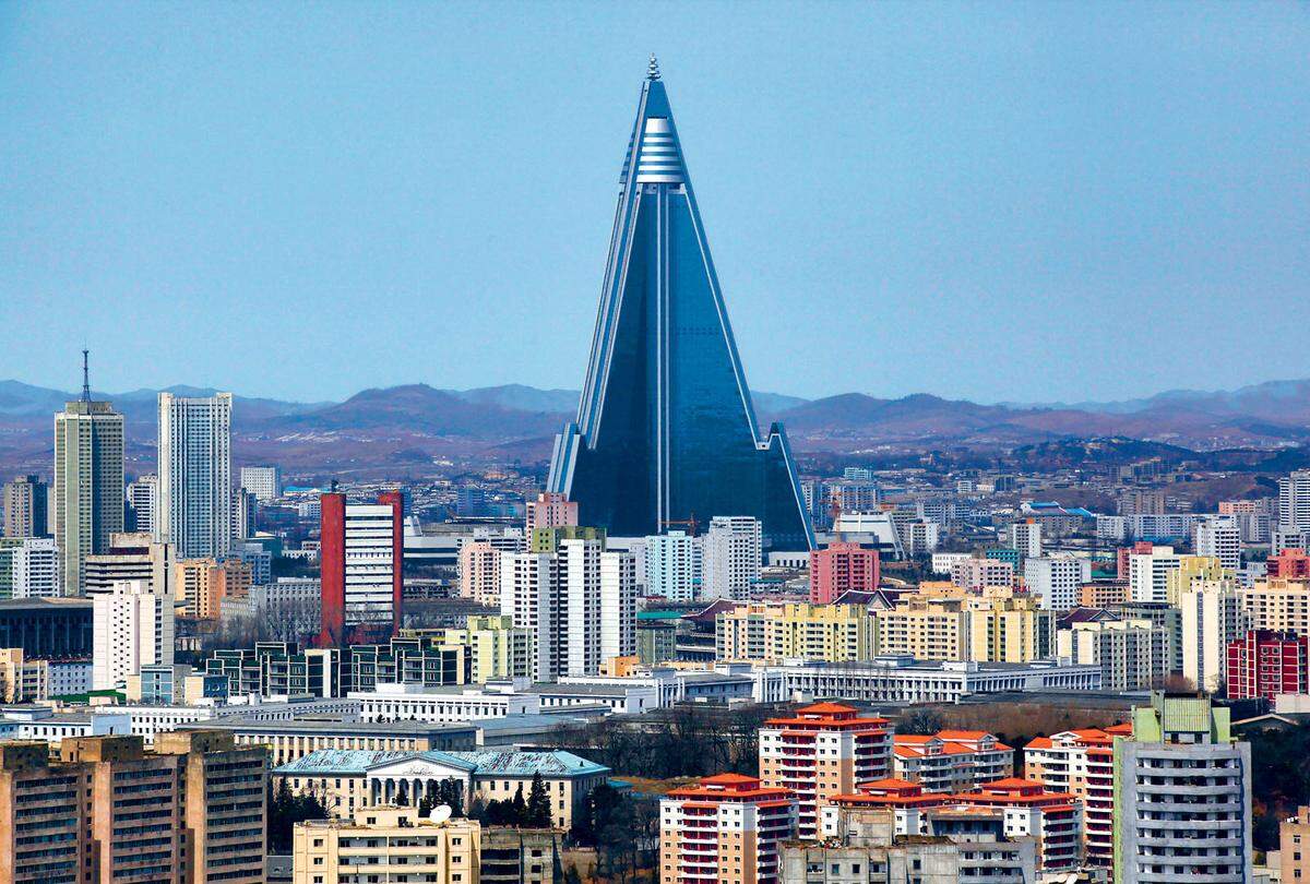 Das Ryugyŏng-Hotel ist ein seit 1987 im Bau befindliches Hotelprojekt in der nordkoreanischen Hauptstadt Pjöngjang. Eröffnungstermin gibt es keinen.