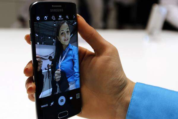 Im Vorjahr hat Samsung seine vollständig überarbeitete Galaxy-Serie, das Galaxy S6 und S6 Edge vorgestellt. In diesem Jahr werden die Nachfolger erwartet, die sich zum Teil der Vorzüge des S5 bedienen soll. Die Vorstellung findet am Sonntag um 19 Uhr statt. "Die Presse" wird zeitnah von der Pressekonferenz berichten.