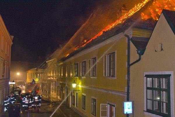 Der Großbrand in der Innenstadt war gegen 22.30 Uhr ausgebrochen.