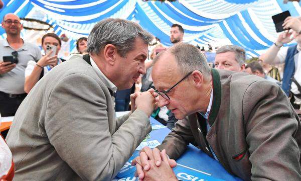 Zwei Männer, ein Gegner. Markus Söder (CSU) und Friedrich Merz (CDU) beraten auf dem Gillamoos.