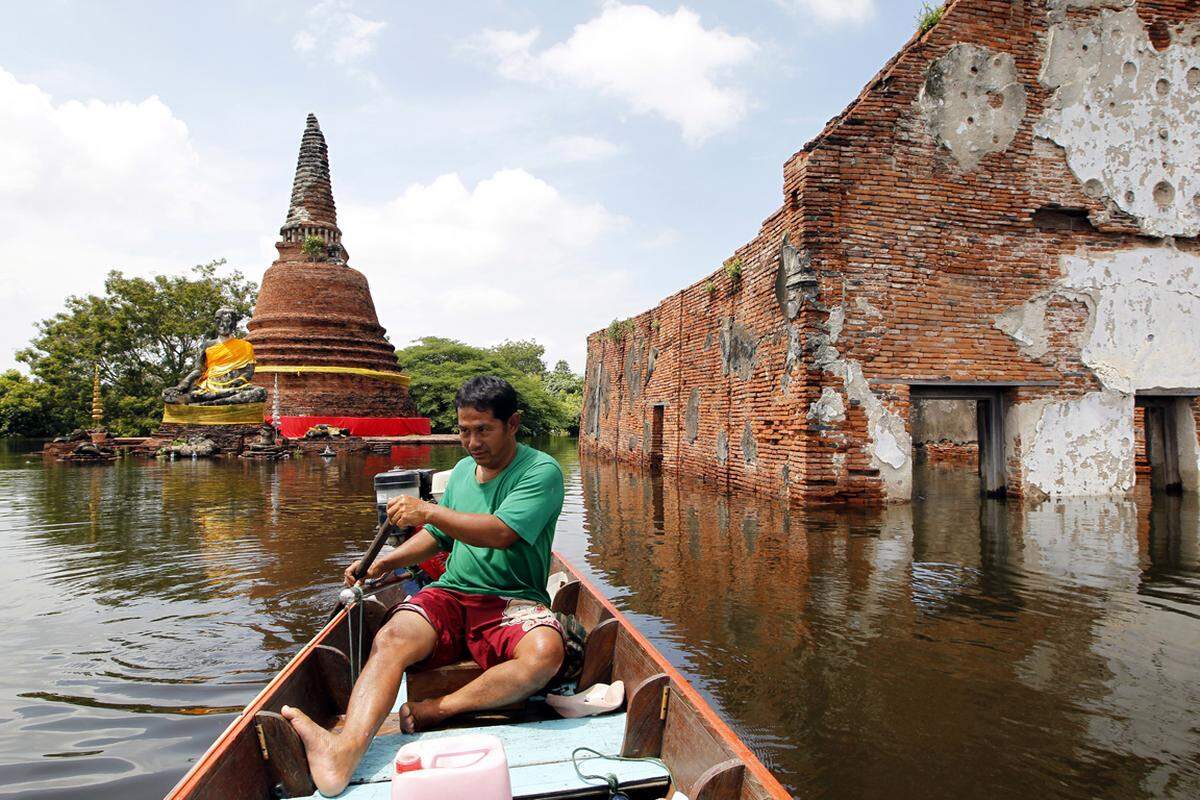 Nach Behördenangaben sind mehr als 2,3 Millionen Menschen in 30 der 77 Provinzen Thailands von Überschwemmungen betroffen.
