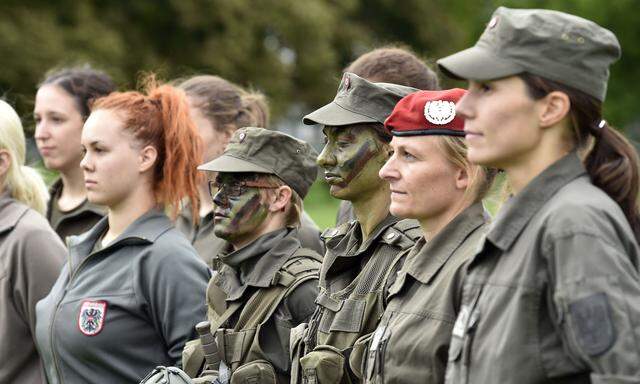 Soldatinnen der Towarek Heeresunteroffiziersakademie++ 20 JAHRE FRAUEN BEIM BUNDESHEER
