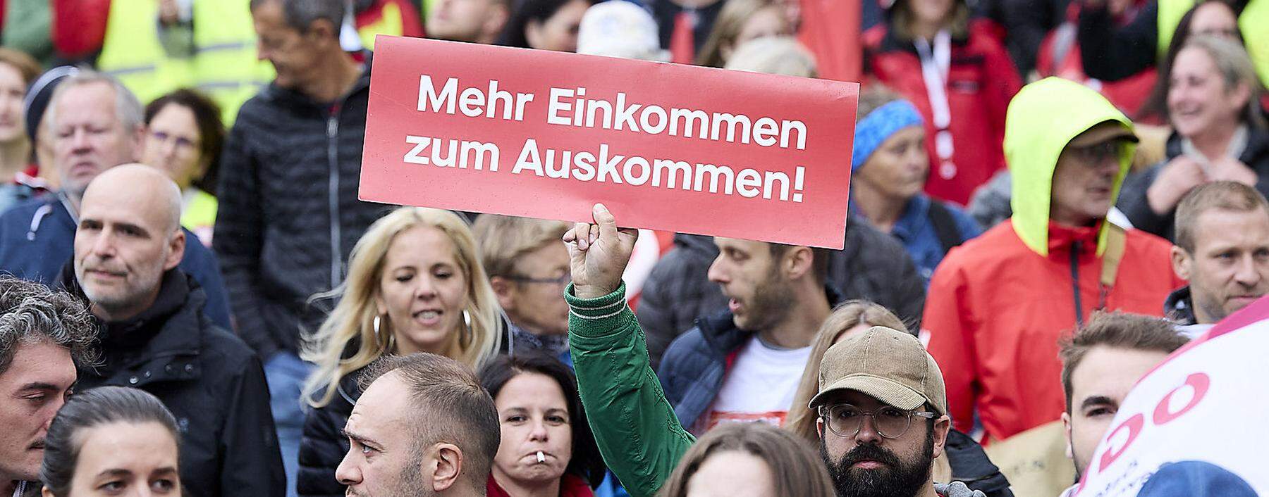 Am Wochenende gingen zahlreiche Menschen in Österreich auf die Straße. Sie fordern mehr Maßnahmen gegen die Teuerung.