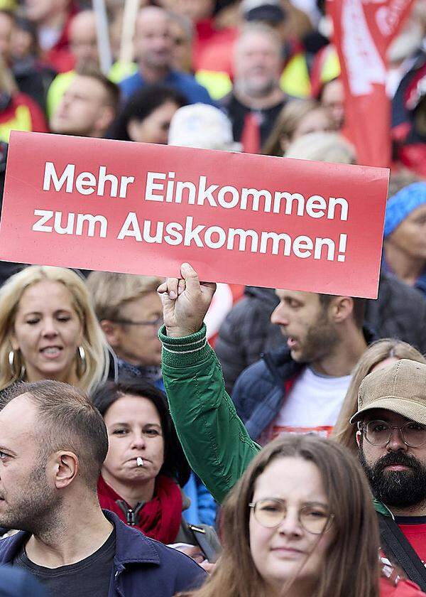 Am Wochenende gingen zahlreiche Menschen in Österreich auf die Straße. Sie fordern mehr Maßnahmen gegen die Teuerung.