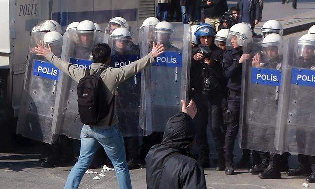 Türkische Bereitschaftspolizisten.