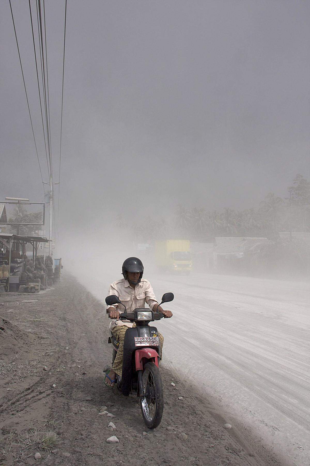 Nach Behördenangaben verbrannte die heiße Vulkanasche umliegende Dörfer in bis zu 18 Kilometer Entfernung. Aufgrund der Angaben von Rettungskräften über das Ausmaß der Zerstörungen wurde vermutet, dass unter den Opfern viele Kinder aus dem achtzehn Kilometer vom Vulkan entfernten Dorf Argomulyo waren.