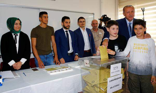 Er stand am Wahltag im Fokus. Präsident Recep Tayyip Erdogan ließ seine beiden Enkelsöhne im Istanbuler Stadtteil Üsküdar den Wahlzetteln in die Urne werfen. Der Tag ging für ihn erfolgreich zu Ende, er wird Präsident des von ihm erdachten neuen Präsidialsystems.