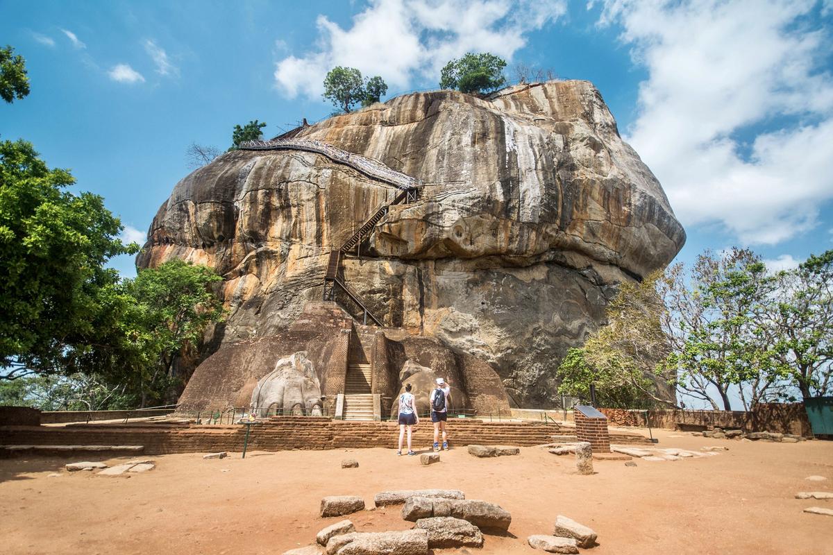 Vor 1500 Jahren ließ König Kasyapa auf dem rotbraunen Monolithen die Felsenfestung von Sigiriya errichten.