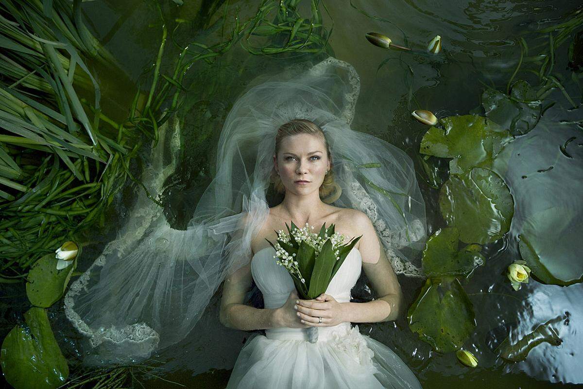 Lars von Trier war erneut an der Croisette vertreten und löste einen Skandal aus. Sein Film mit Kirsten Dunst, Charlotte Gainsbourg, Alexander Skarsgård, Chrlotte Rampling and Kiefer Sutherland handelt von zwei Schwestern und einem Weltuntergang. Denn hinter der Sonne taucht plötzlich ein neuer Planet auf, der die Erde bedroht. Happy End ausgeschlossen.