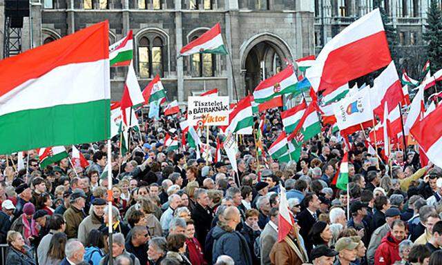Ungarn Massendemonstrationen fuer gegen