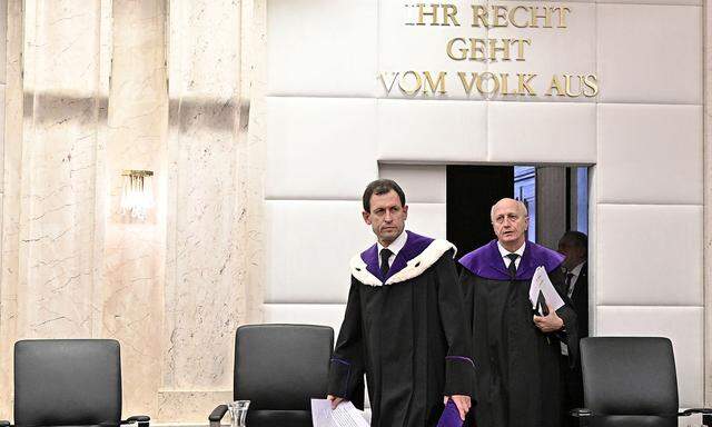  Die Entscheidung, den ÖVP-nahen Juristen Christoph Grabenwarter (links) zum Präsidenten des Verfassungsgerichtshofs (VfGH) zu machen, ist gefallen. 