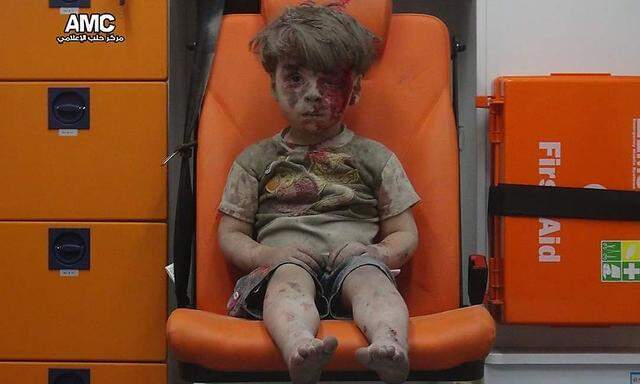 Der fünfjährige Omran Daqneesh staubbedeckt in einem Krankenwagen.