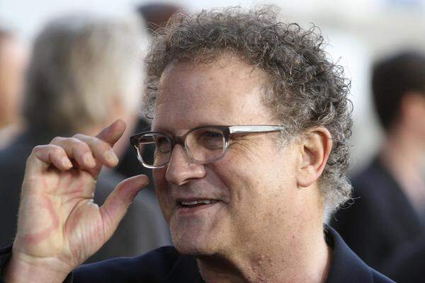 Schauspieler und Autor Albert Brooks (66) verkündete über den Kurznachrichtendienst: "Glückwünsche für William und Kate. Euer Sohn und ich haben am selben Tag Geburtstag". Scherzend fügte er hinzu, man solle auch ein wenig an das heute geborene Pferd denken, mit dem das Kind einmal Polo spielen werde.