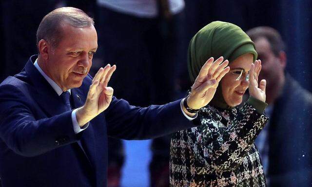 Präsident Erdogan mit Gattin. 