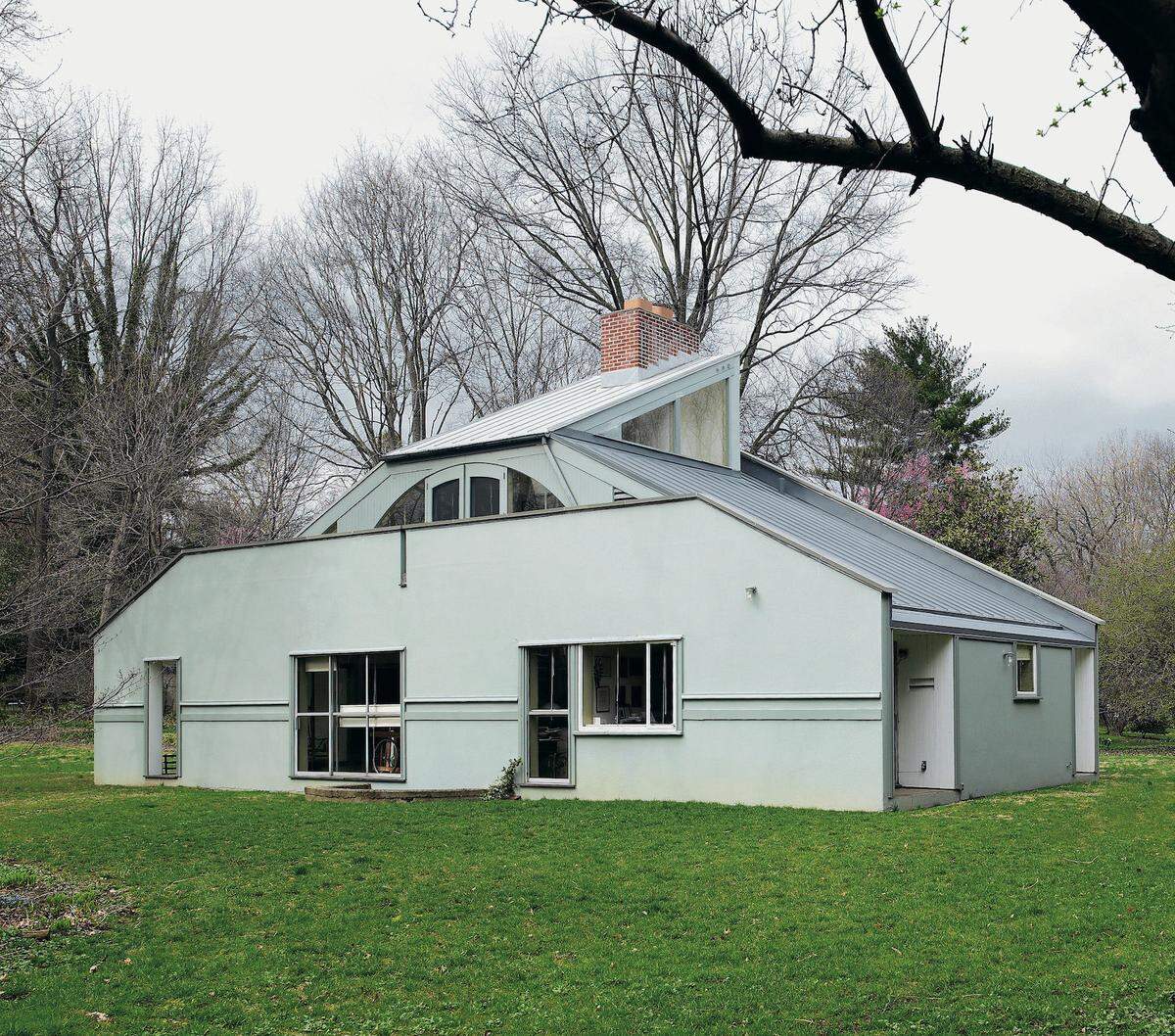 Das Haus, das Robert Venturi Mitte der 1960er-Jahre für seine Mutter Vanna baute, lebt von einer Reihe faszinierender Gegensätze. "Es ist gleichzeitig komplex und einfach, offen und geschlossen, groß und klein", schrieb er dazu.