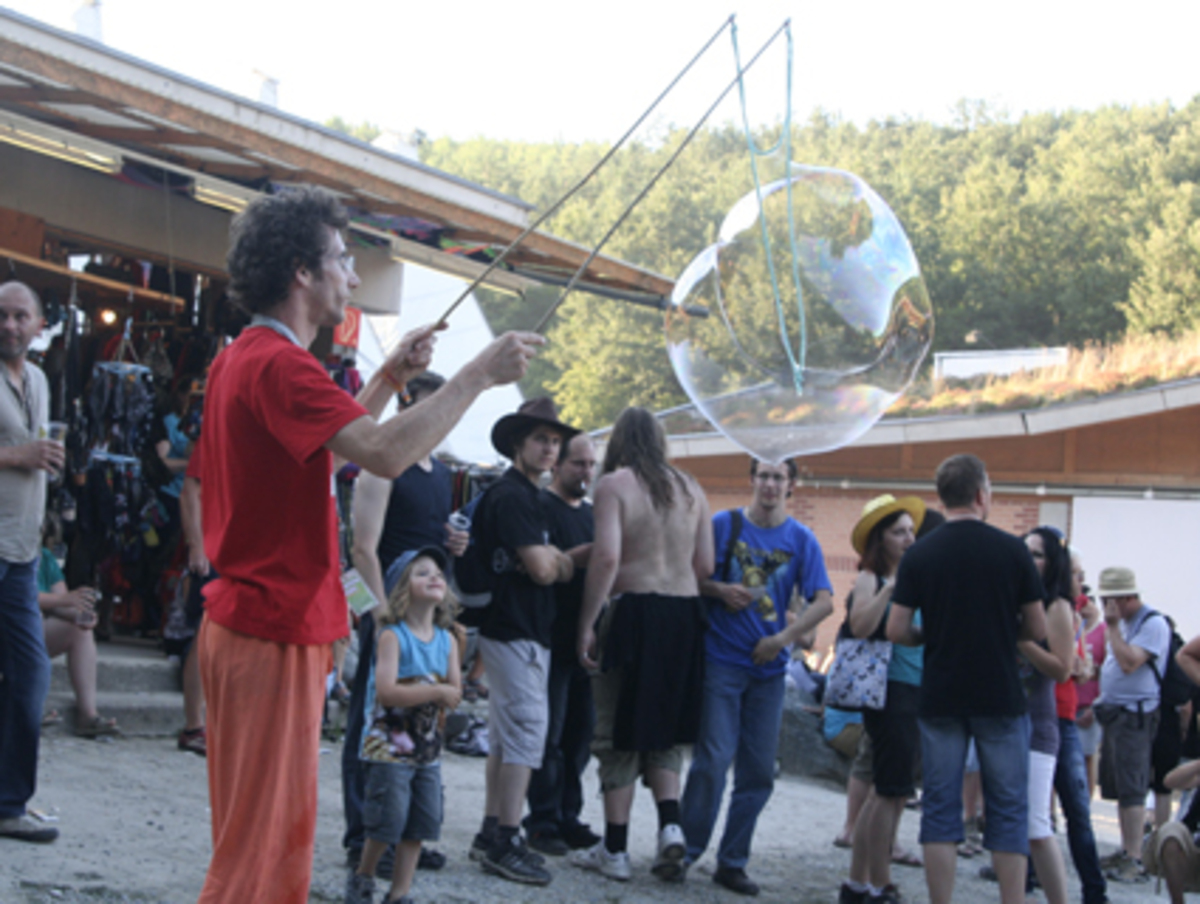 Zum "Hippie-Flair" gehören einfach Seifenblasen, leider waren keine anderen Gaukler wie Jongleure oder Feuerkünstler am Festival.