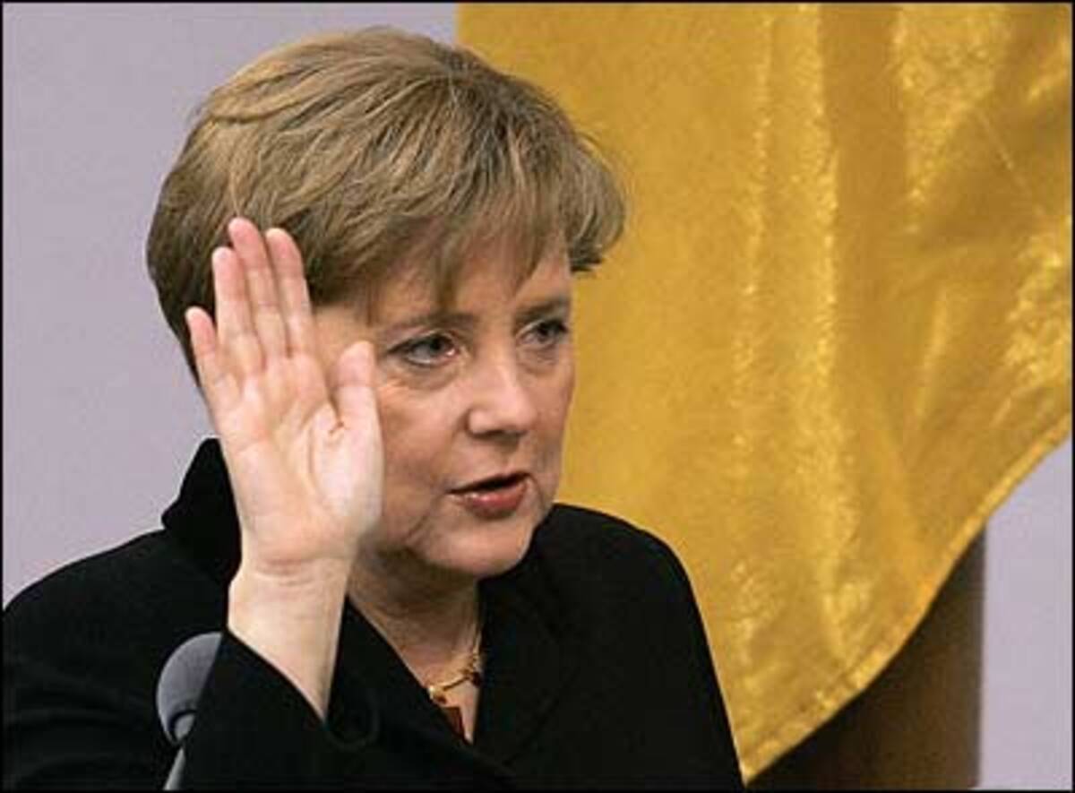 22. November 2005: Genau vor einem Jahr wird Angela Merkel zur ersten Kanzlerin in Deutschland vereidigt. Die 51-Jährige galt als Radikalreformerin, doch ihr Einzug in den Deutschen Bundestag war kein Trimpfzug, sondern eher ein Frustsieg. Kaum zur Kanzlerin gekürt, zog sie den Neid auf sich.