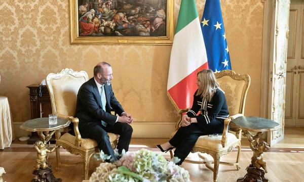 EVP-Chef Manfred Weber umwarb im November des Vorjahres Italiens neue Regierungschefin, Giorgia Meloni, für eine künftige Zusammenarbeit.