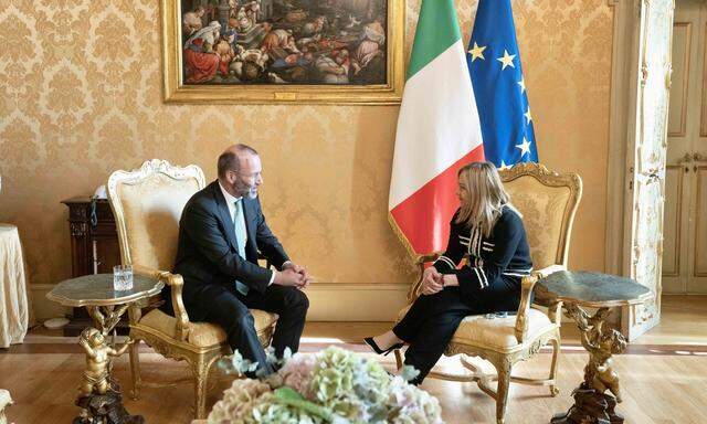 EVP-Chef Manfred Weber umwarb im November des Vorjahres Italiens neue Regierungschefin, Giorgia Meloni, für eine künftige Zusammenarbeit. 
