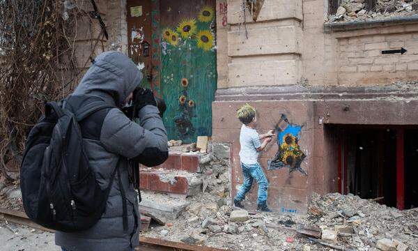 Der italienische Künstler TvBoy brachte Antikriegsbilder in die Straßen von Butscha (Ukraine).