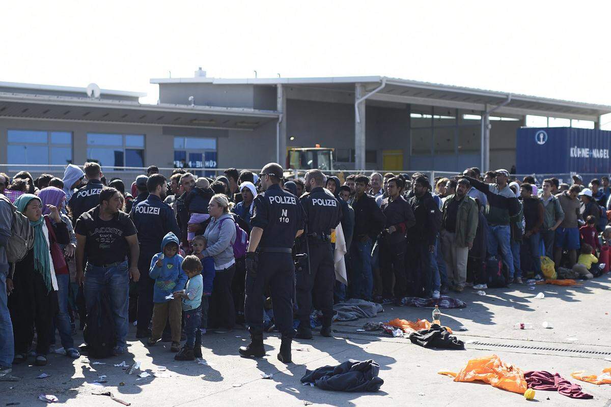 Am Donnerstag kamen erneut Tausende Flüchtlinge über die ungarische Grenze in Österreich an.