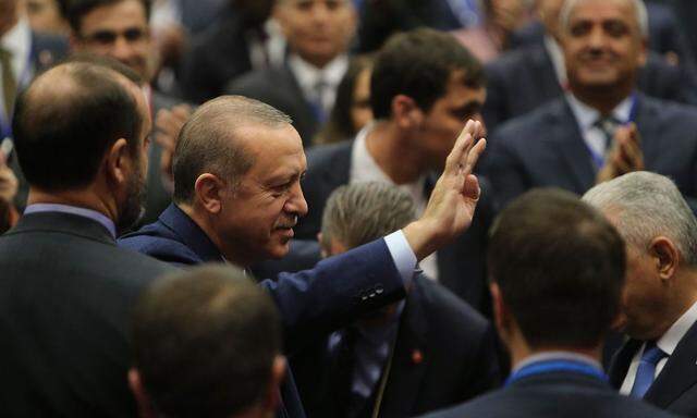 Erdogan rührt in der AKP kräftig um.