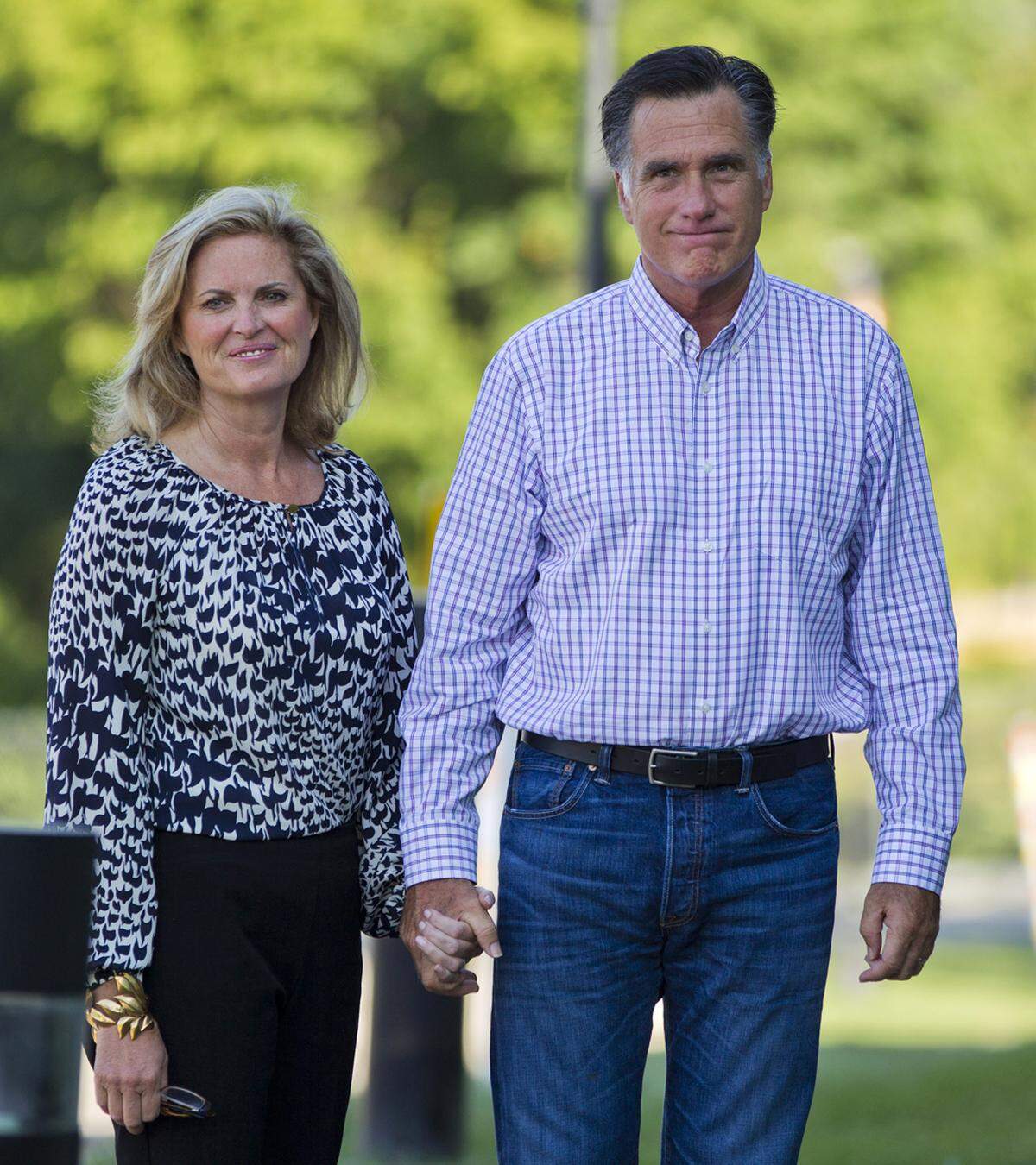 Ann Romney stand unterdessen schon in der Stilkritik. Im Morgenfernsehen trug sie ein T-Shirt, das Modeexperten als ein Designerstück von Reed Krakoff um über 900 Dollar identifizierten. Angesichts des Reichtums der Familie, der Mitt Romney als Nachteil ausgelegt wird, wohl keine Weise Entscheidung.
