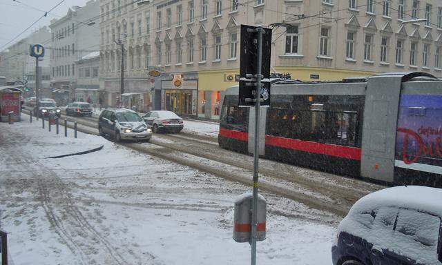 Schnee auf Wiens Straßen, hier auf der Hütteldorfer Straße.
