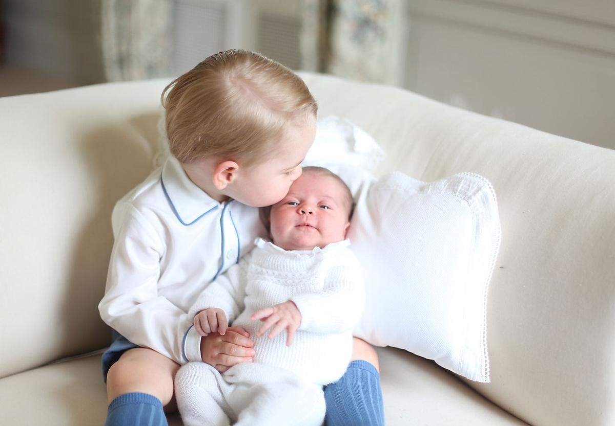 Das erste Foto aus Anmer Hall gab es knapp ein Jahr davor: Mama Catherine fotografierte die frisch geborene Charlotte mit dem großen Bruder George zuhause auf der sandfarbenen Couch.