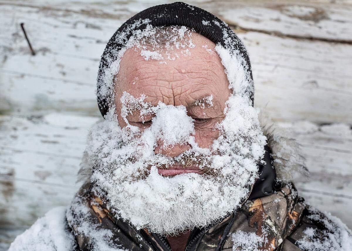 "Out Of The Way" heißt Elena Anosovas Fotoserie. Sie porträtierte die Einwohner eines Dorfes an der Unteren Tunguska in Sibirien, die traditionell von der Jagd leben. Die Familie der Fotografin stammt aus dem Dorf, das 300 Kilometer von der nächsten Stadt entfernt liegt. 