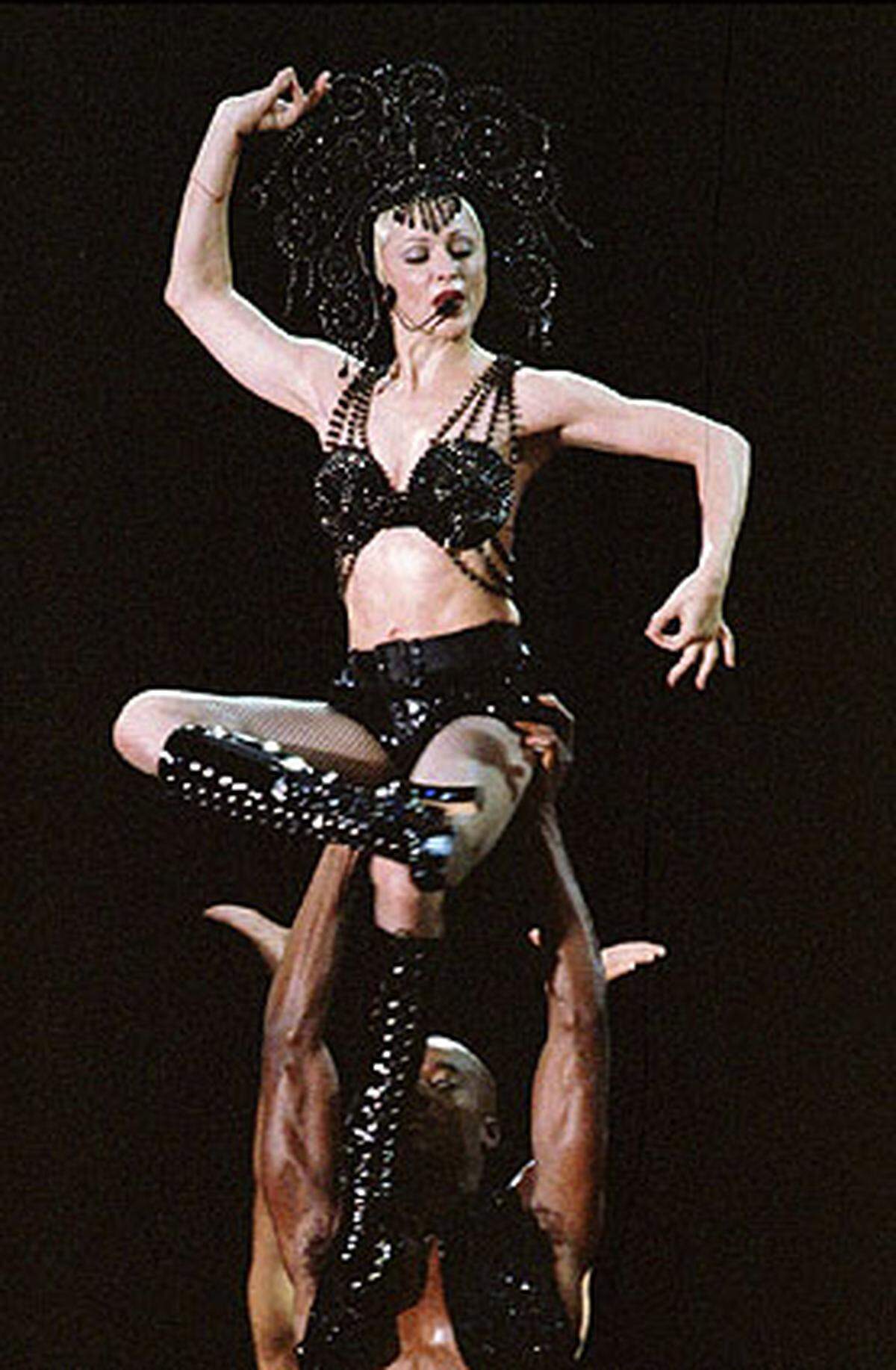 Schrill, frech und schon seit über 25 Jahren im Geschäft. Madonna kann sich mit dem Lied "Vogue" in die Herzen der australischen Schwulen-Community singen und landet auf Rang 9.