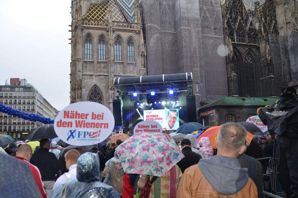 Auch Regen konnte viele Wiener nicht daran hindern am Donnerstagabend zur Wahlkampf-Abschlussveranstaltung für die Wien-Wahl der FPÖ am Wiener Stephansplatz zu pilgern.Von Peter Huber