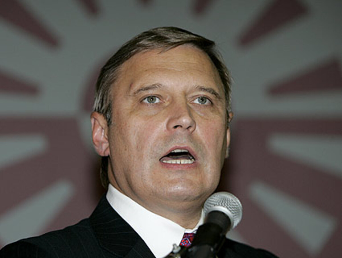 Er war zwischen Jänner 2000 und Februar 2004 Premierminister. 2003 kritisierte er die Verhaftung von Michail Chodorkowskij als "überzogen", im Februar 2004 wurde sein Kabinett von Putin entlassen. Nun kandidiert er für die Partei "Das Volk für Demokratie und Gerechtigkeit".