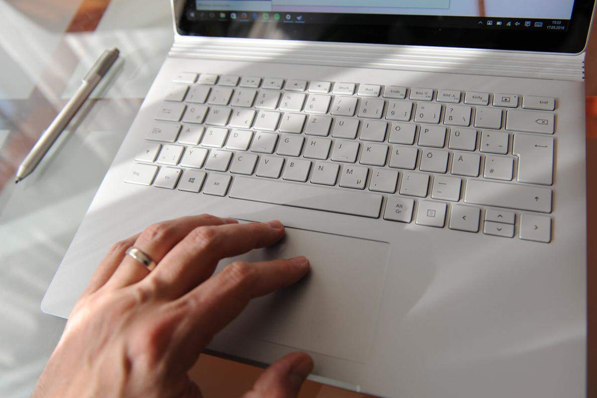 Die Tastatur bietet einen angenehmen Druckpunkt und ist auch für Vielschreiber gut geeignet. Eine Wohltat zu früheren Surface-Modellen ist das große Trackpad.